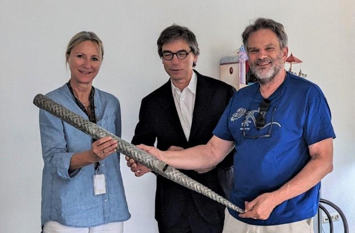 Restitution of the pipe to the MIM by Wilfried Praet (right), in the presence of Pascale Vandervellen (curator keyboards, left) and Bruno Verbergt (director a.i., middle)