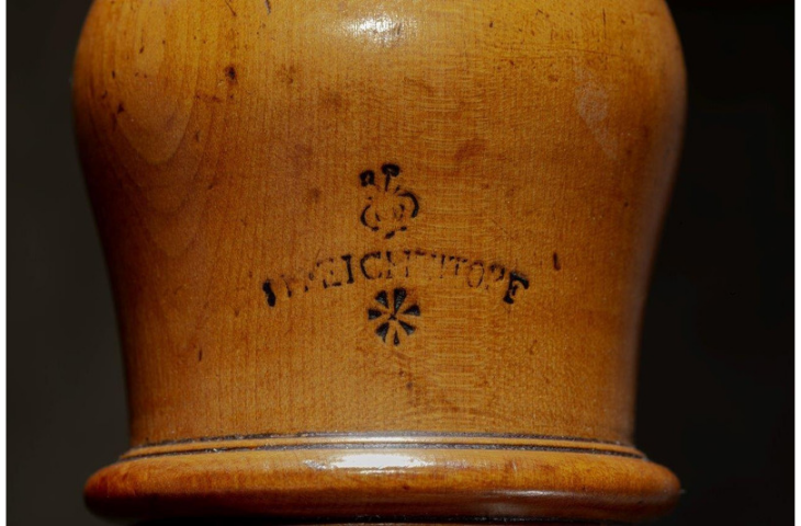 Oboe d’amore (detail merk), Johann Heinrich Eichentopf, Leipzig, ca 1730, inv. 0971