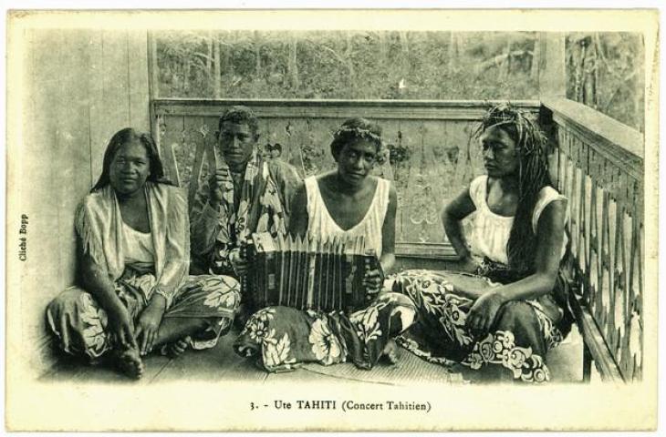 Concert tahitien, carte postale issue de l'album de Victor-Charles Mahillon, avant 1907 