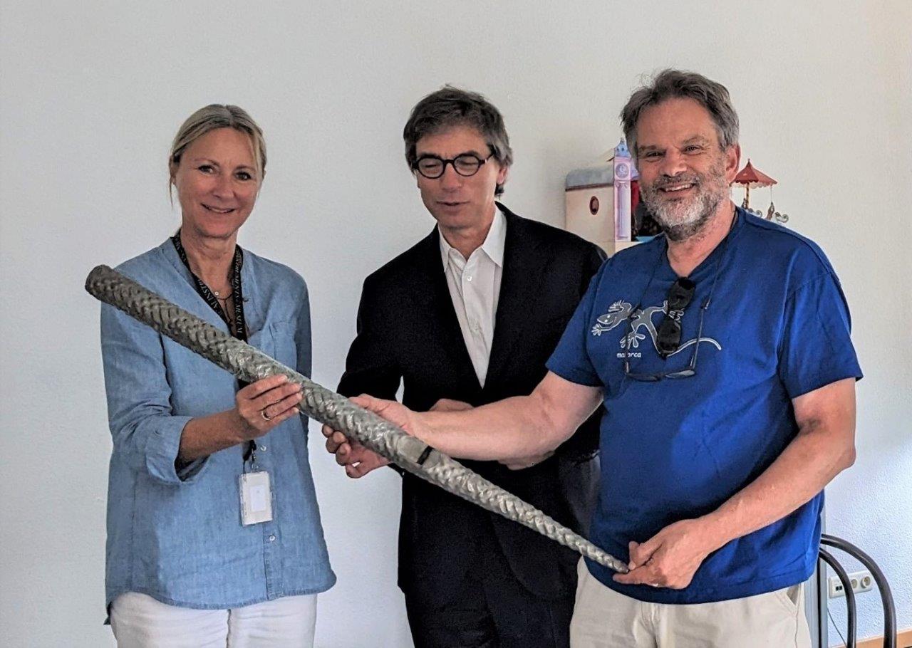 Restitution du tuyau au MIM par Wilfried Praet (à droite), en présence de Pascale Vandervellen (conservatrice claviers, à gauche) et Bruno Verbergt (directeur a.i.)