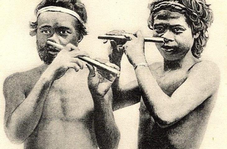 Singapore. Sakay playing the Nose flute, carte postale, Straits Settlements, après 1907, Collection privée