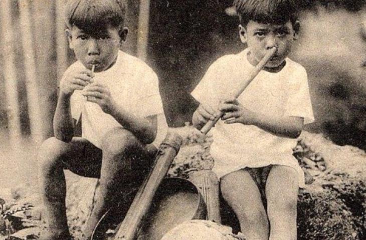 Iles Philippines : Jeunes musiciens jouant de la bouche et du nez, carte postale des Missions de Scheut, après 1907, Collection privée