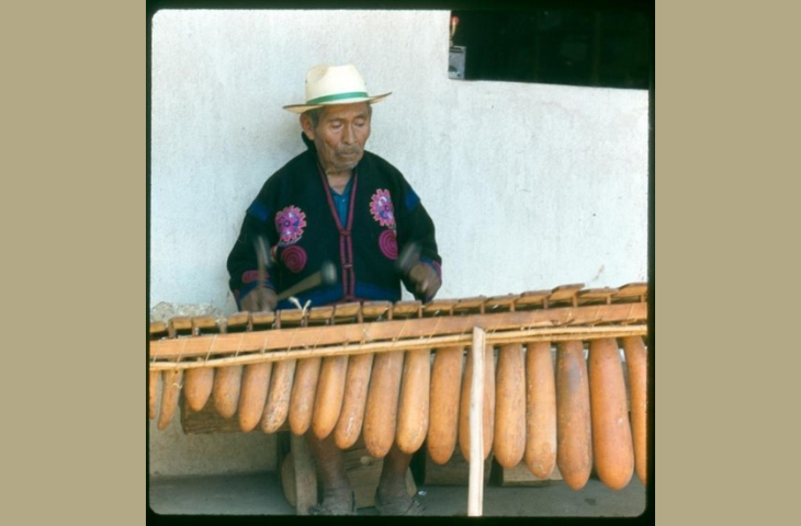 Musicien K’iche’ jouant un marimba de tecomates à Chichicastenango, © Robert Garfias
