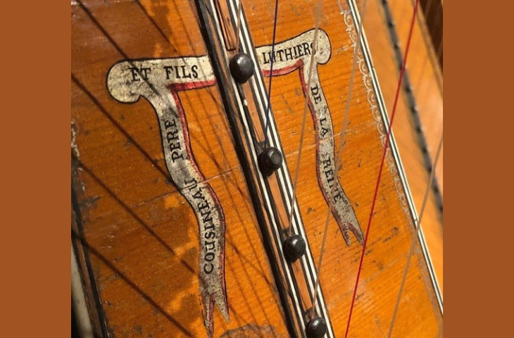 Banderol met signatuur van de bouwer