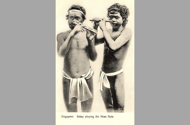 Singapore. Sakay playing the Nose flute, carte postale, Straits Settlements, après 1907, collection privée