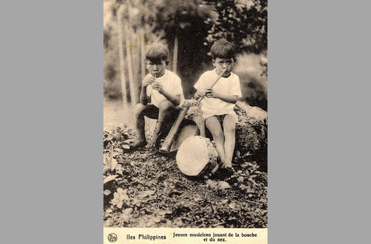 Iles Philippines : Jeunes musiciens jouant de la bouche et du nez, carte postale des Missions de Scheut, après 1907, collection privée